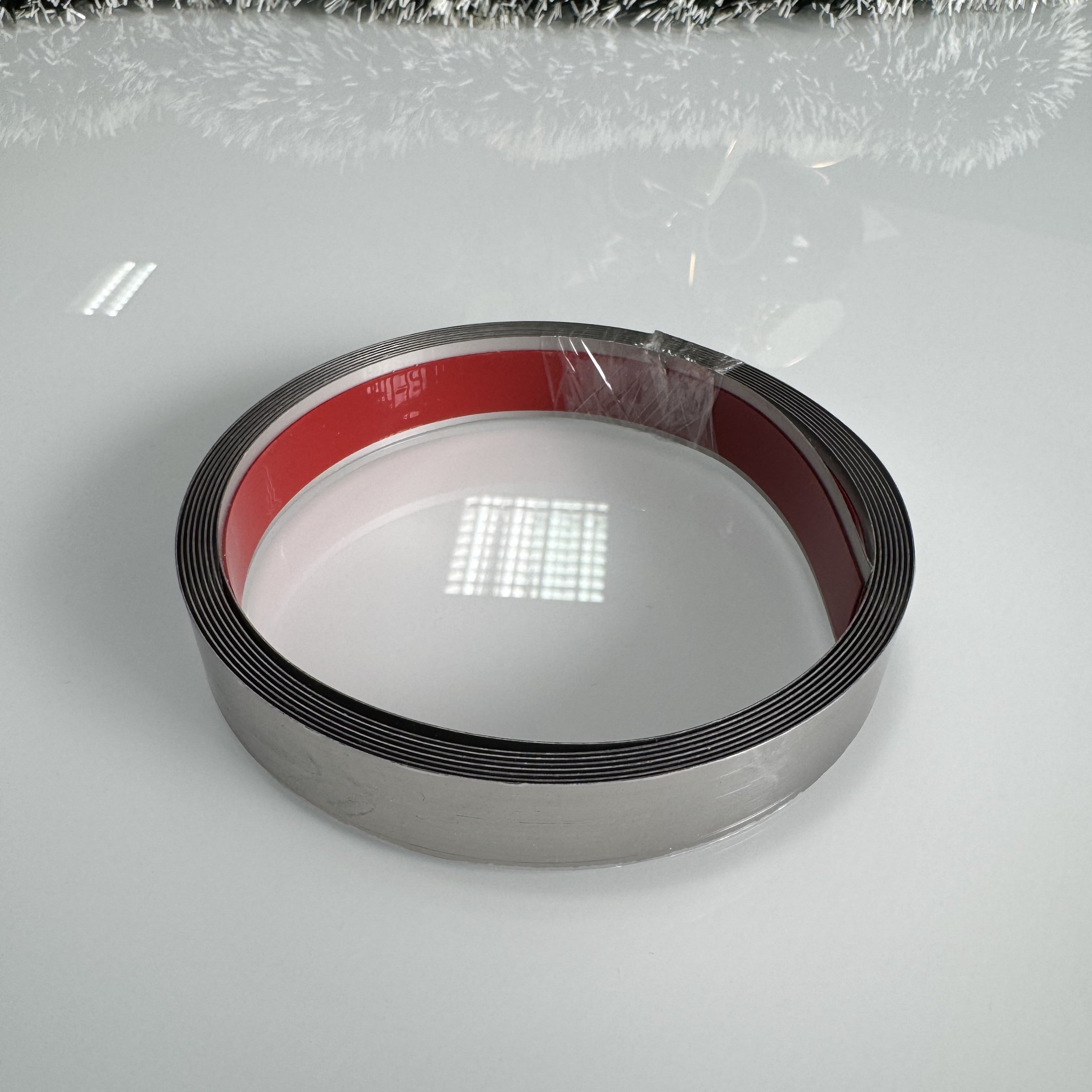 Самозалепваща декоративна лента – Сребриста (2×300 см)