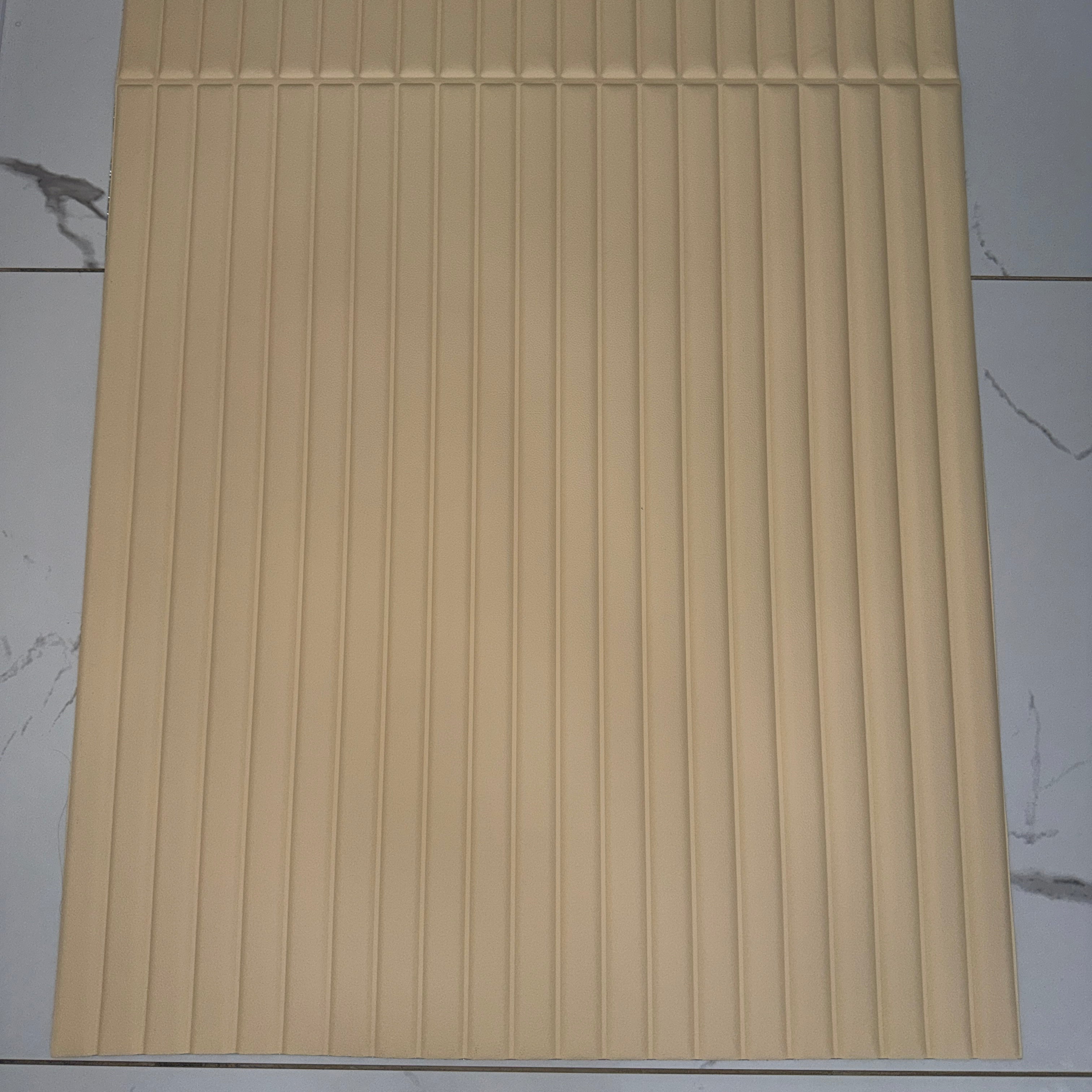 Самозалепващ 3D оребрен панел 70 × 300 см – Крем