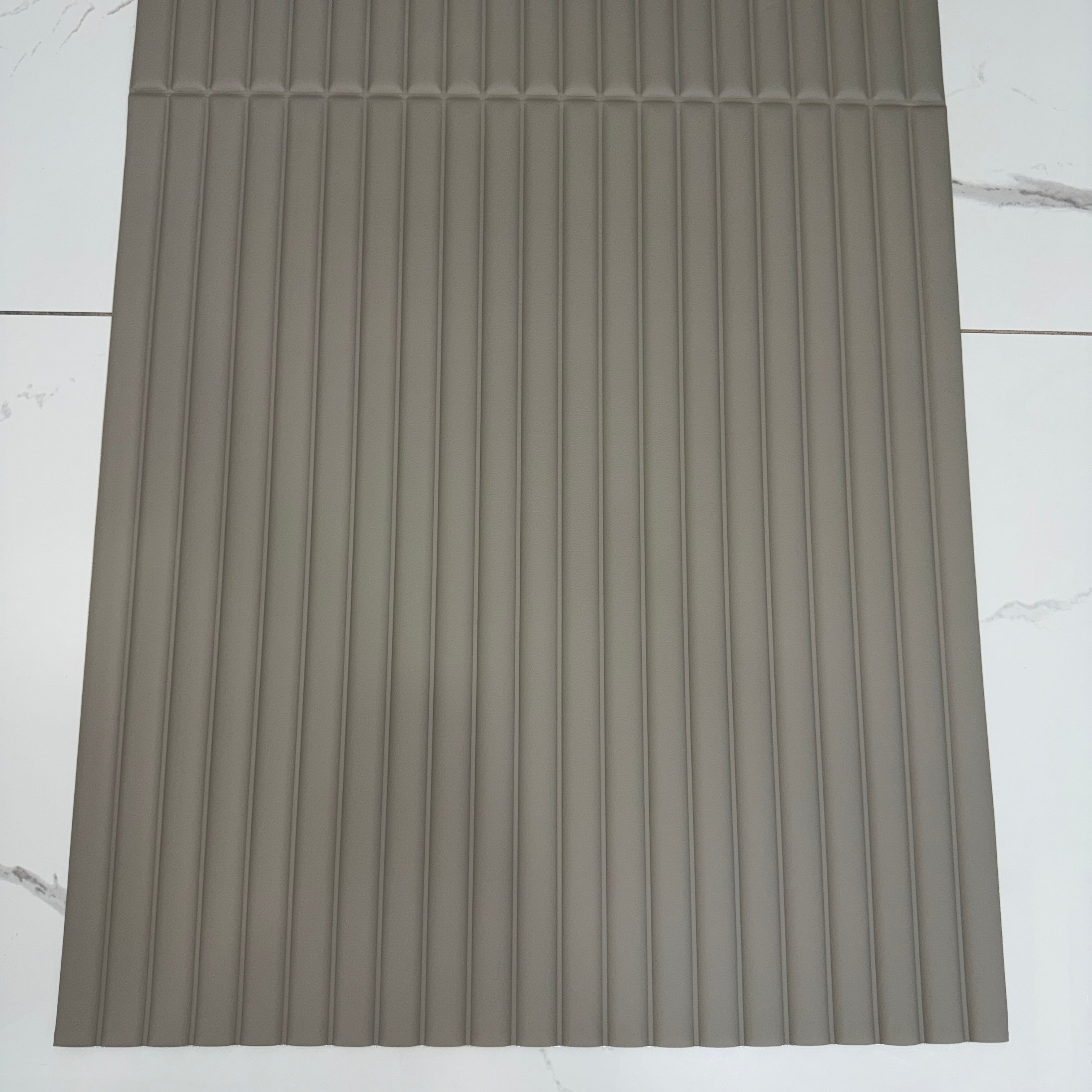 Самозалепващ 3D оребрен панел 70 × 300 см – Тауп
