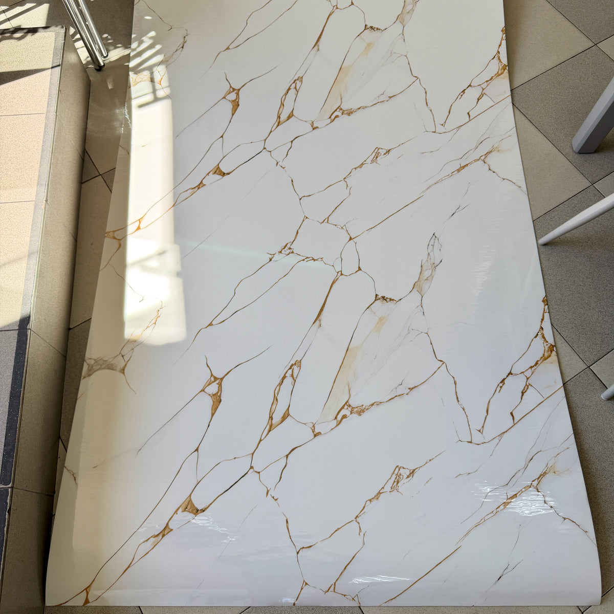 Декоративно самозалепващо фолио – Calacatta Gold Fracture, бял мрамор със златни жилки (120×300 см)