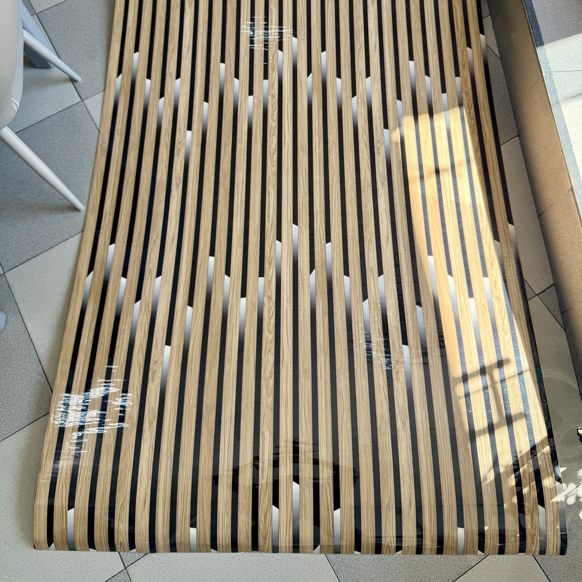 Декоративно самозалепващо фолио – Natural Oak Light Slats, натурален дъб със светлинен ефект (120×300 см)